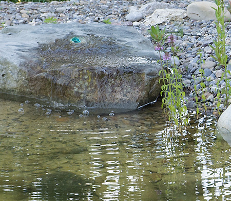 Wasser rinnt über Stein