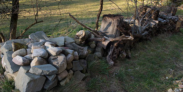 Holz- und Steinhaufen mit integriertem Spaltstock